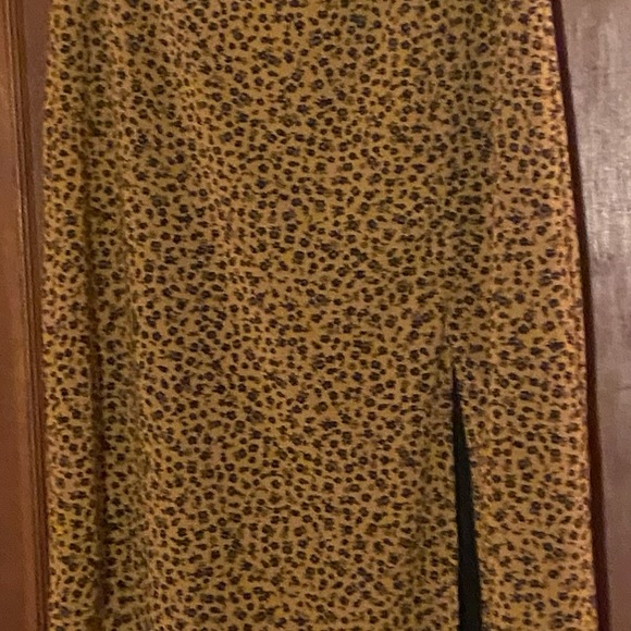 H&M- Ladies knee length skirt - Picture 2 of 11